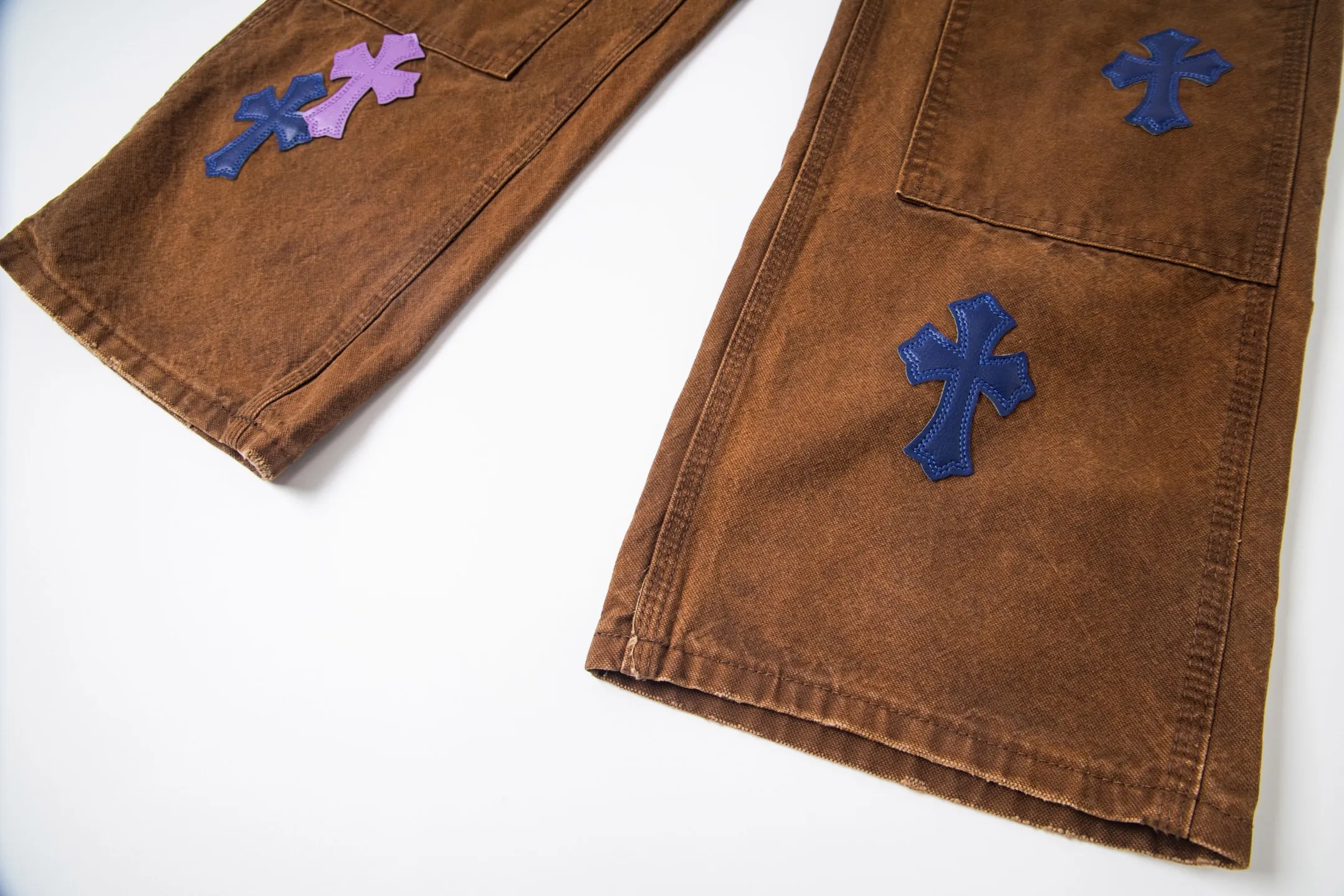P290 Chrome Hearts Chrome Hearts brown logging purple multi-leather jeans Multi-leather standard work jeans pants CH jeans need to be washed and then disassembled and hand-stitched with sheepskin cross leather and then spliced to complete. The whole process is too complicated to explain. About Chrome Hearts This is an extremely luxurious fashion brand that can also be called the nobility of the high street. It has always been an exclusive brand for some hipsters or rich second generations. Compared with ordinary high streets, it is more luxurious and noble. Compared with luxury brands, it has a more fashionable personality. It has always been a brand that I have a special liking for. Style number: 1786# Color: Brown Size: 28 30 32 34 36